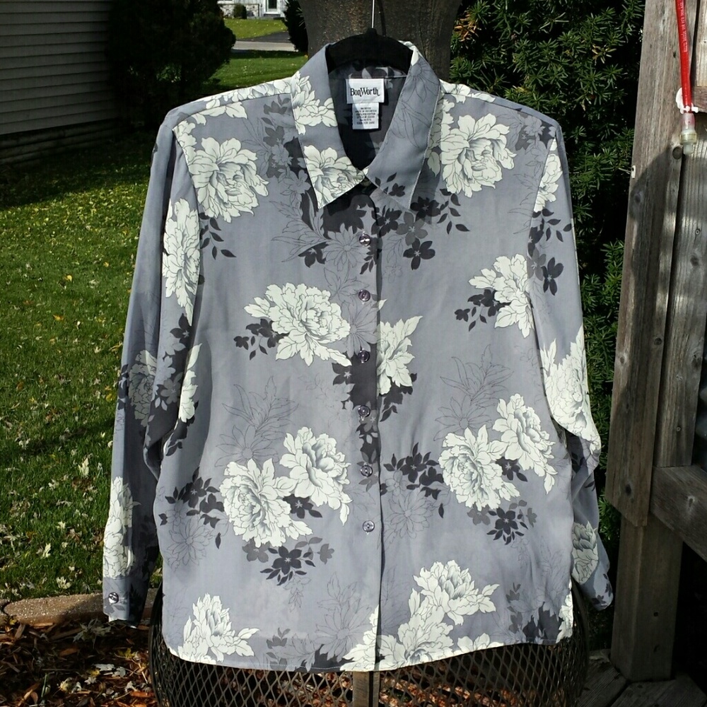 🌻🌹 😃NWOT!! STUNNING FLORAL BUTTON DOWN BLOUSE**